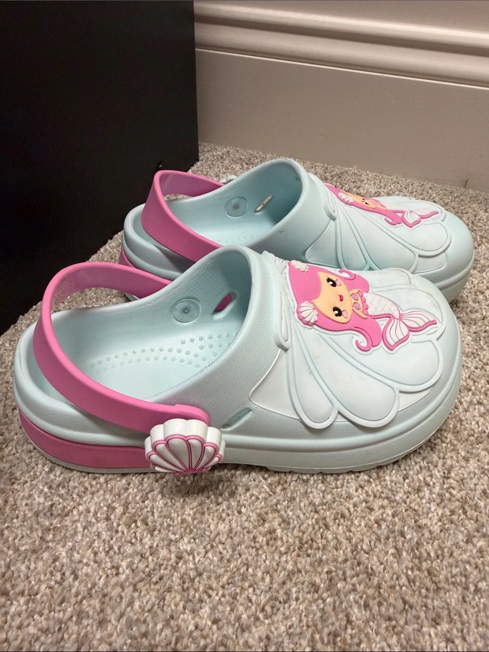Kids SZ 13 Light Blue & Pink Mermaid Garden Clogs with seashell spinners